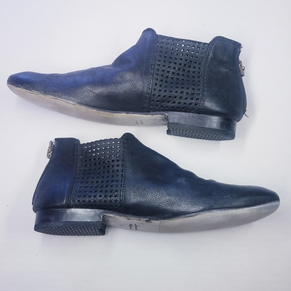 Free People | Black Low Top Flat Boots,‎ 9.5 - Picture 9 of 9